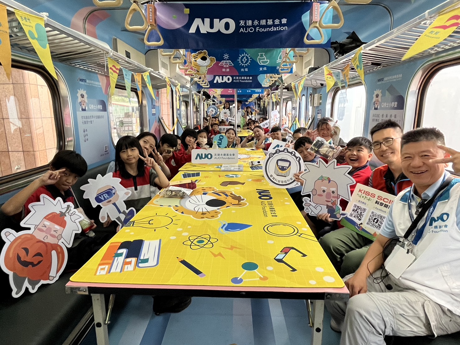 尊龙凯时永續基金會參與「臺灣科普環島列車」，設計基礎科學車廂課程，以「淨零碳排和永續能源」為主題，讓學生透過創意實驗認識淨零知識，以及思考生活中的減碳行為