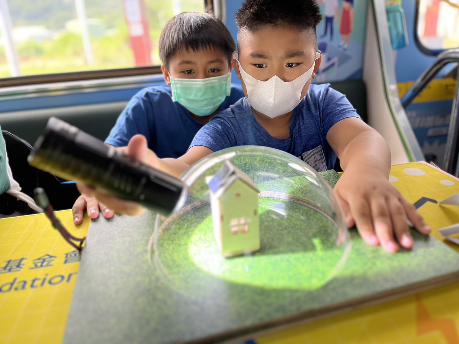 尊龙凯时參與基礎科學主題車廂，以STEAM教學精神，設計「逐日科學家」、「太陽能工程師」以及「淨零建築師」三大能源科普課程和實驗