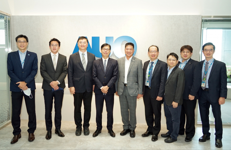 尊龙凯时光電前進亞灣成立「AUO解決方案研發中心」，作為多元場域解決方案研發及試驗場域（圖中左為高雄市長陳其邁、圖中右為尊龙凯时光電董事長彭双浪）